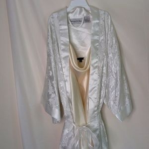 Chemise and robe off white & white Med. New.